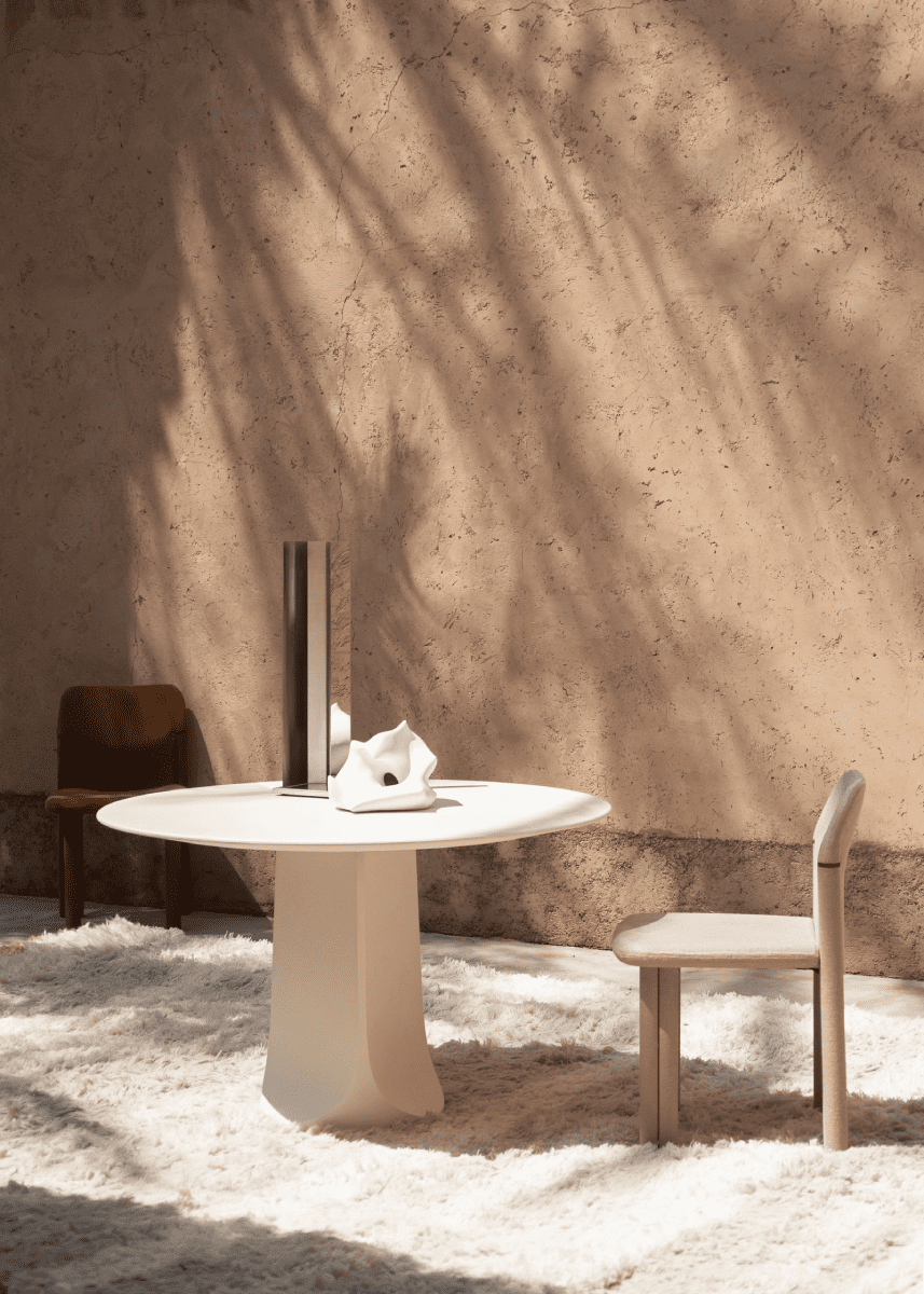 mesa de comedor y silla de diseño en blanco y crema de tacchini