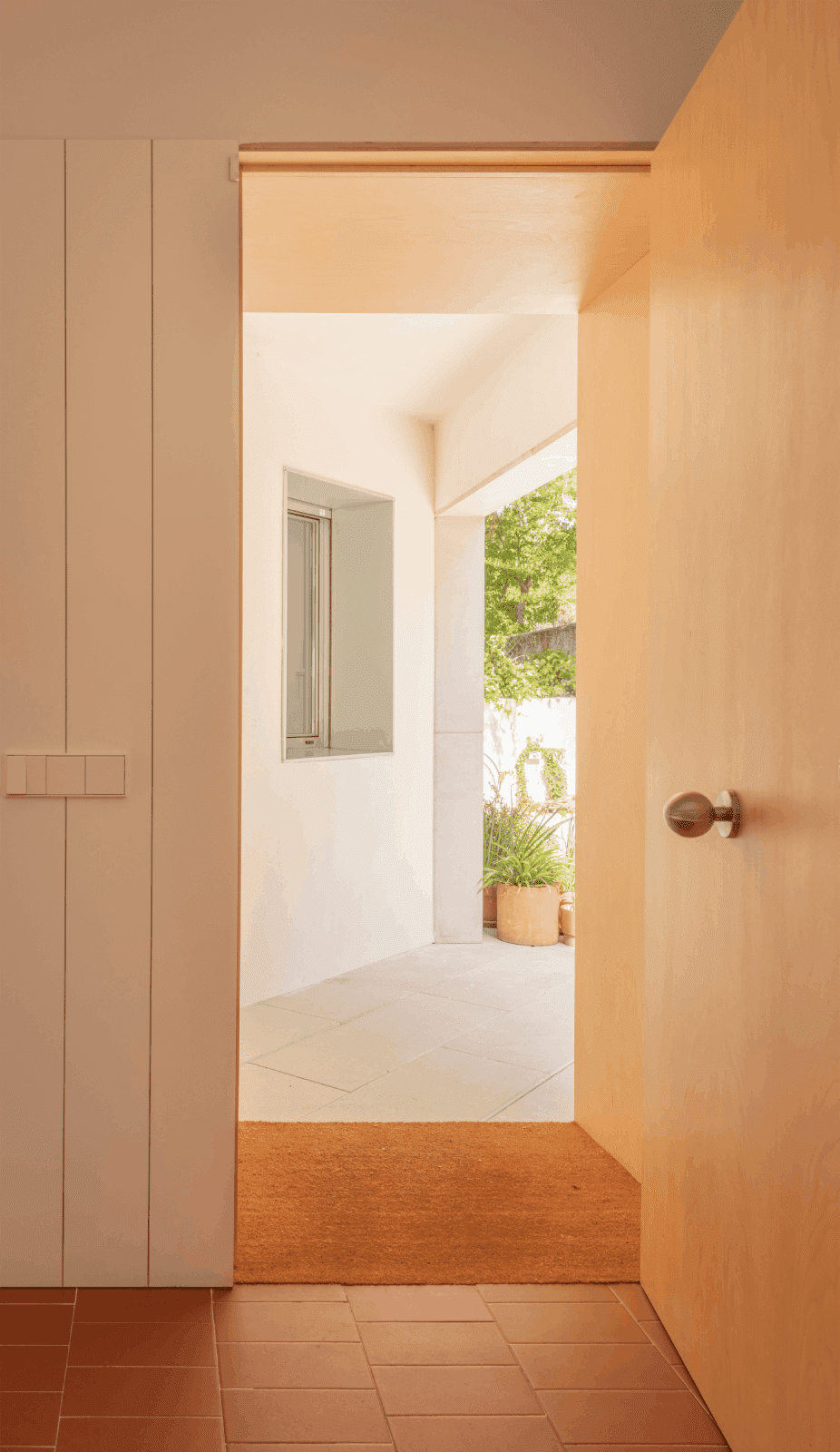 puerta de madera en casa con acabados de macera y cerámica