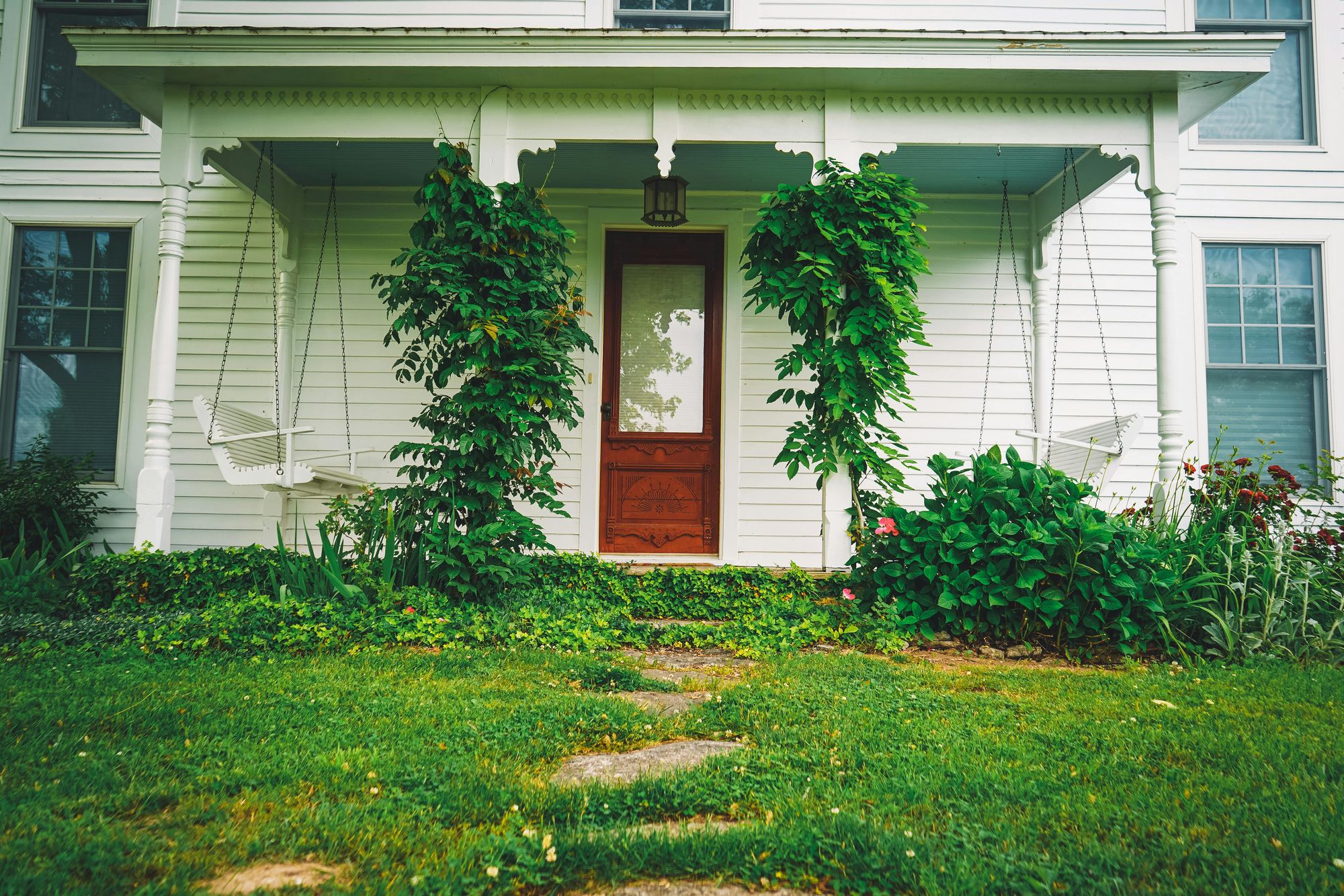 Entrada acolhedora de uma casa pequena e sustentável. Foto: Courtney Sargent no Pexels