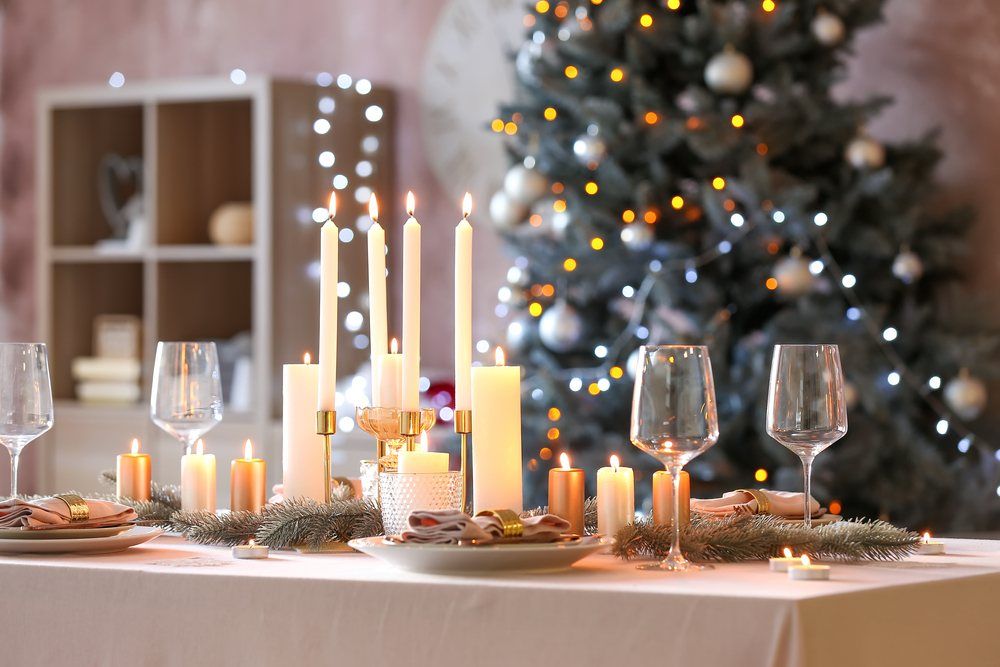 Belle table avec décorations de Noël et bougies dans le salon