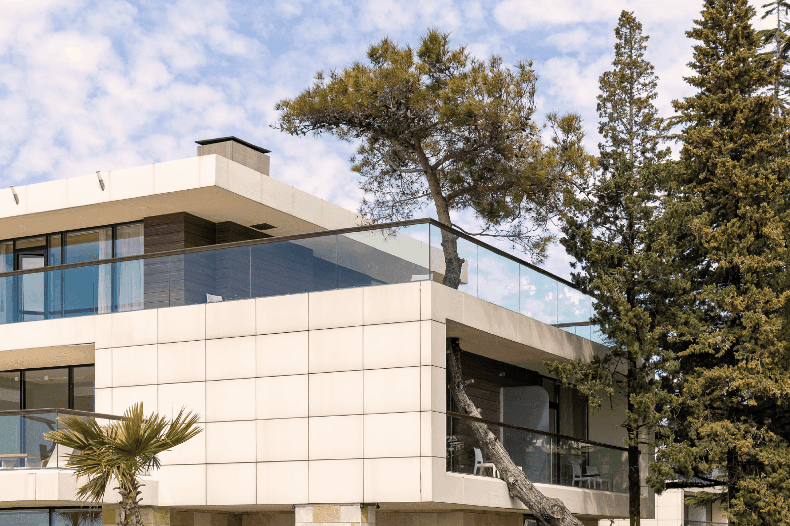 diseño de casa ecológica moderna con árboles y terrazas