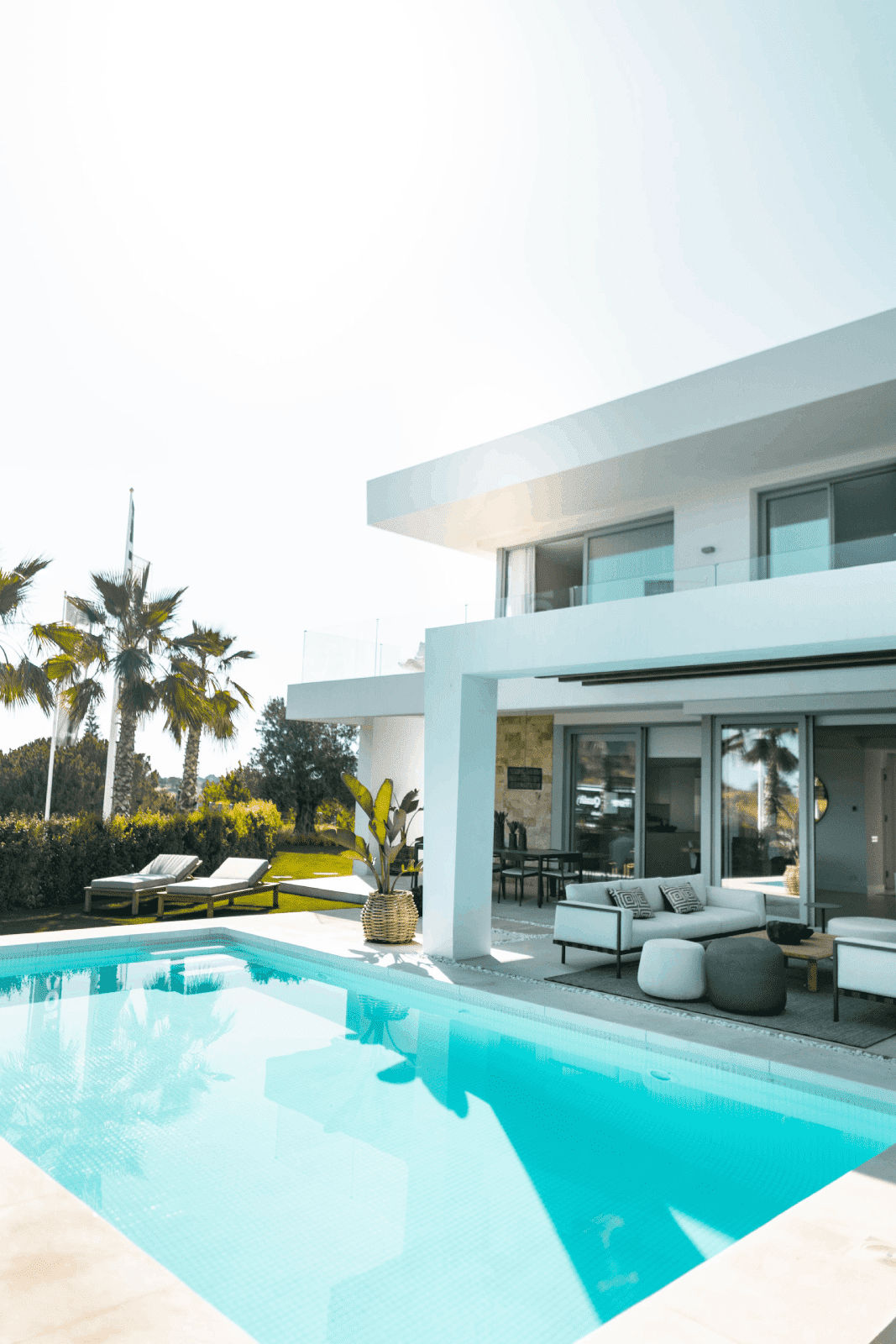 diseño de casa minimalista con ventanales y alberca hermosa