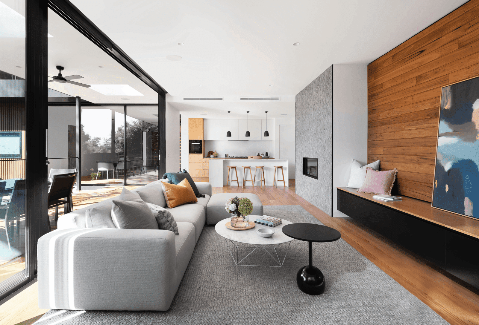diseño de casa moderna con ventanales y salón bonito
