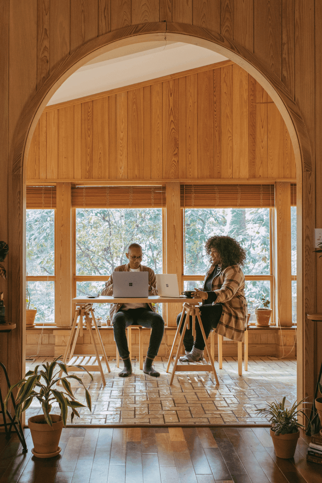 diseño de casa rústica con ventanales y salón bonito