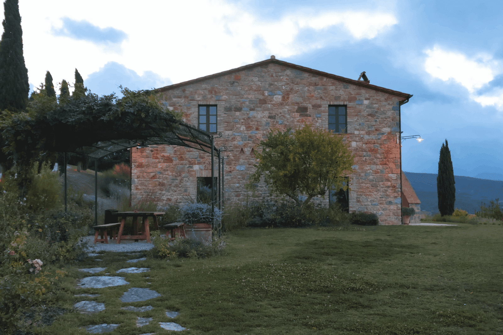 diseño de casa rústica con ventanas y jardín bonito con árboles