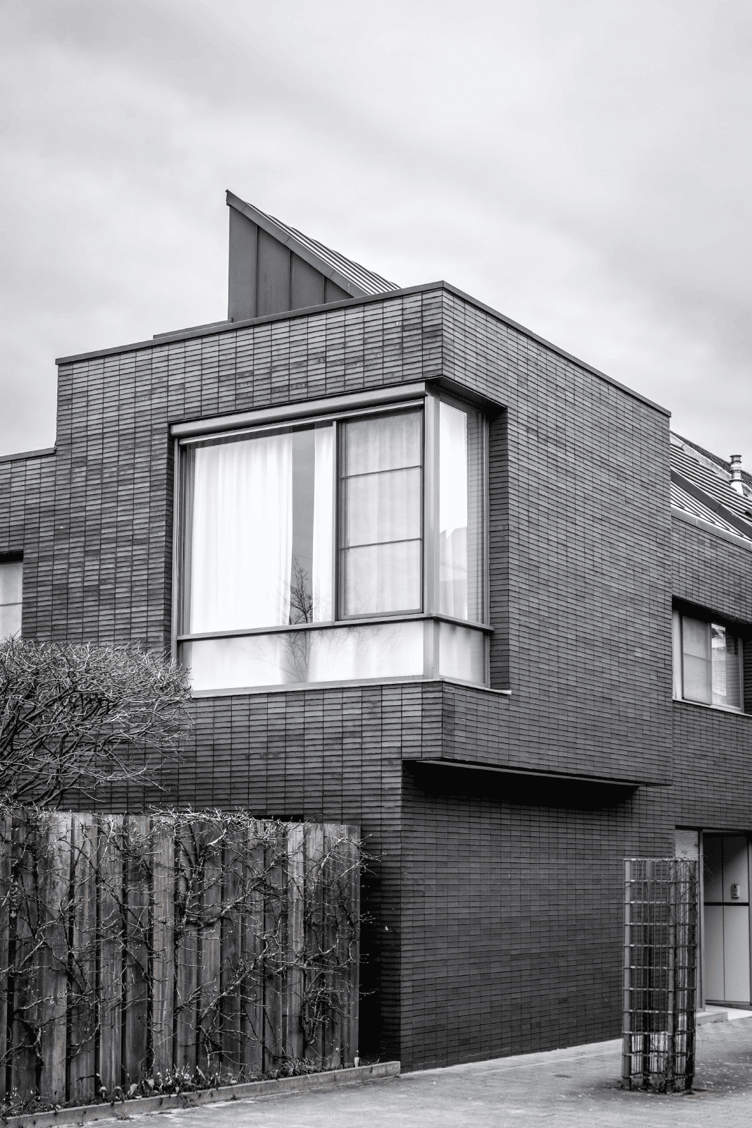 diseño de casa moderna de dos pisos con ventanales