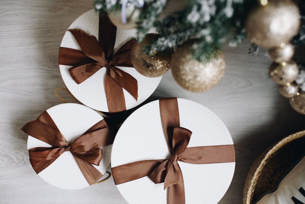 round gift boxes with brown bows