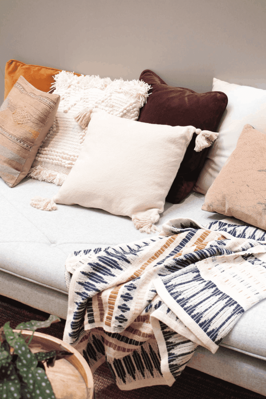 sofá con mantas y cojines bonitos ideas de regalos de diseño