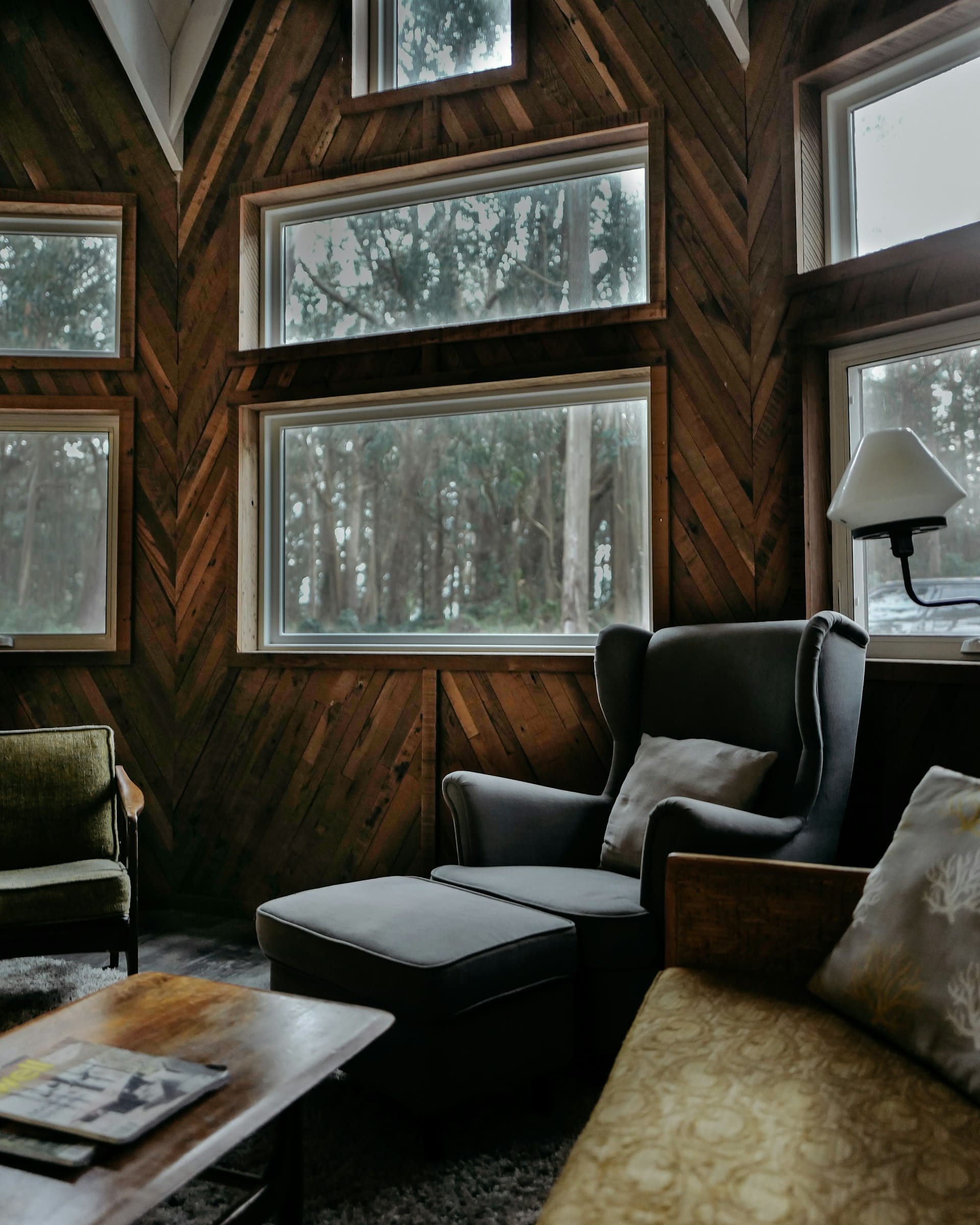 sala de estar rústica en casa de campo de madera