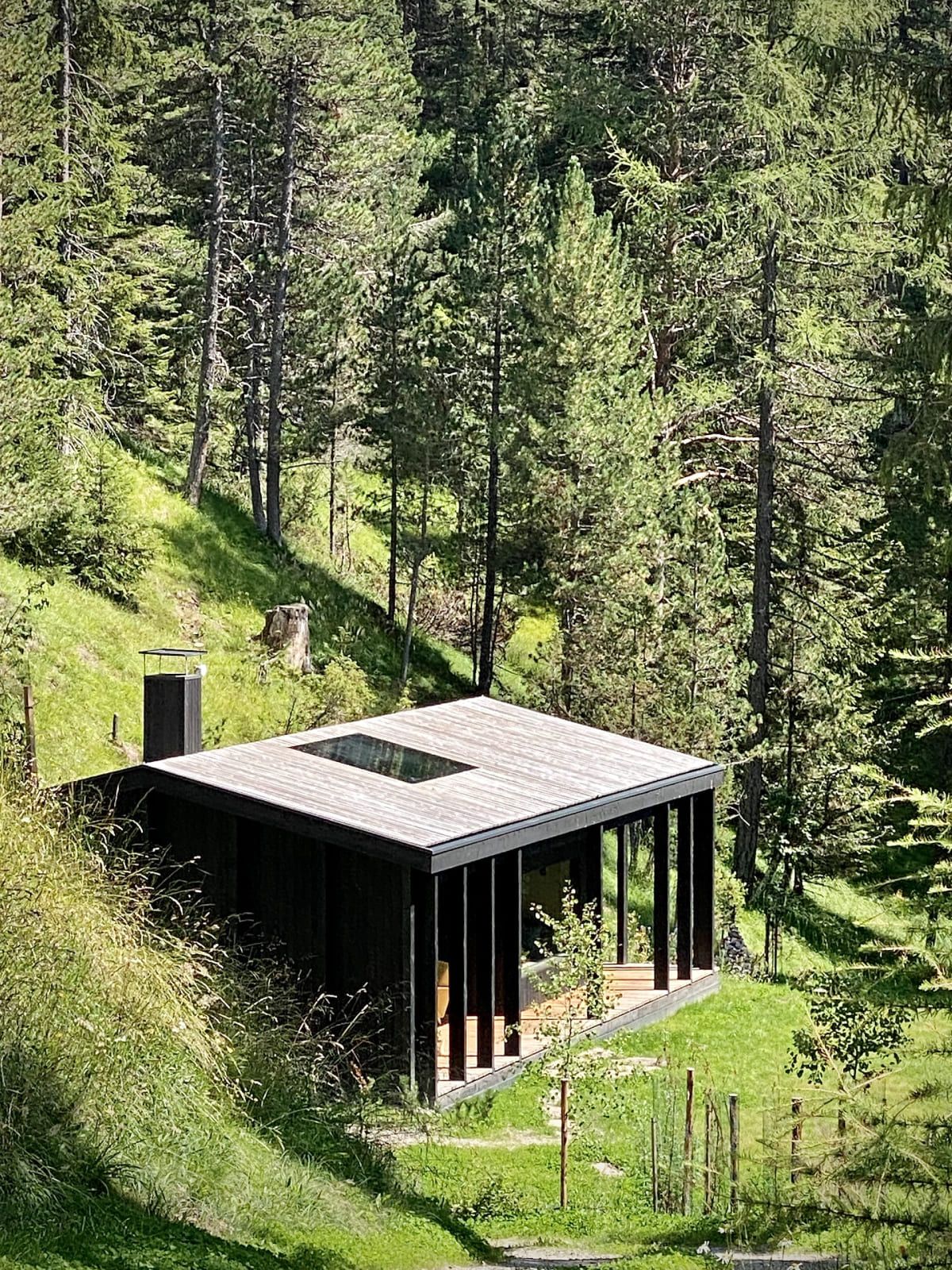 diseño de casa de campo pequeña moderna con columnas de acero negro