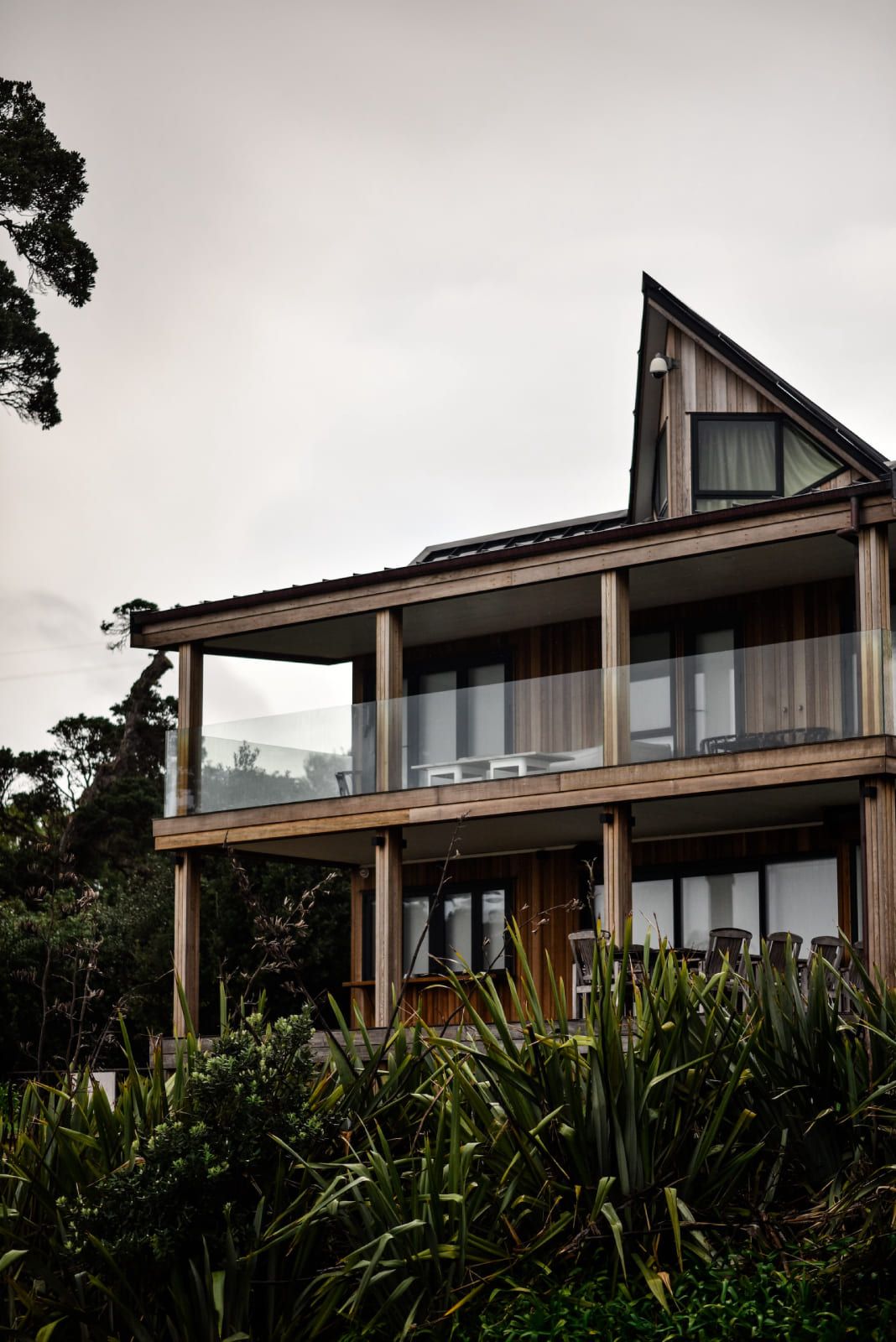 casa de campo moderna con balcones de madera y cristal