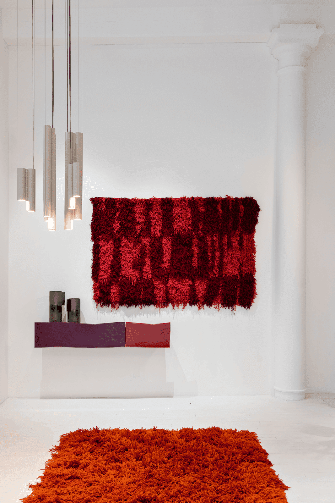 muebles de diseño rojo, alfombra de pelo, cómoda y obra de arte de Zaven