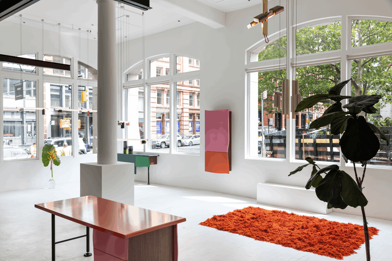 galería minimalista en nueva york con muebles de diseño, alfombra cómoda muebles