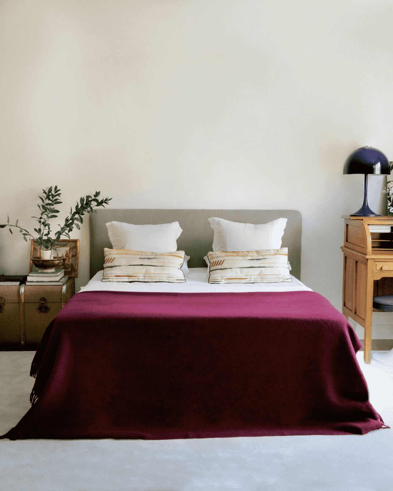 dormitorio de diseño elegante con tonos neutros en apartamento en Madrid