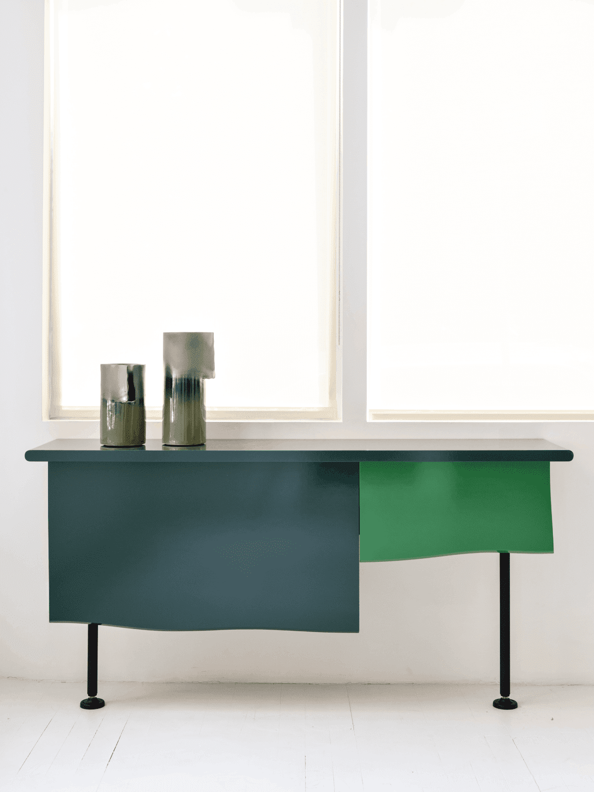 cómoda verde con jarrones de diseño de zaven para verso