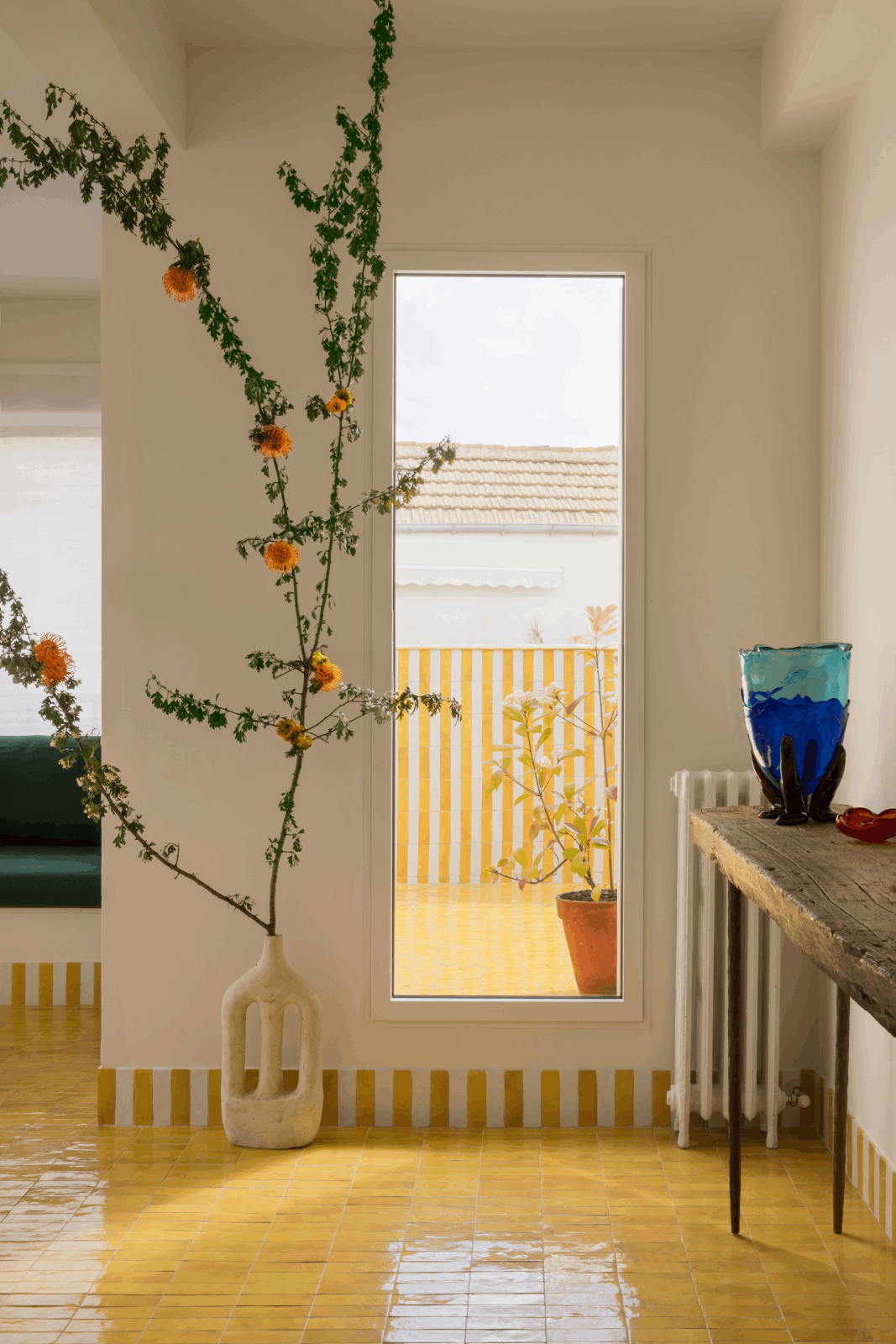apartamento de diseño en madrid con terraza y suelo amarillo