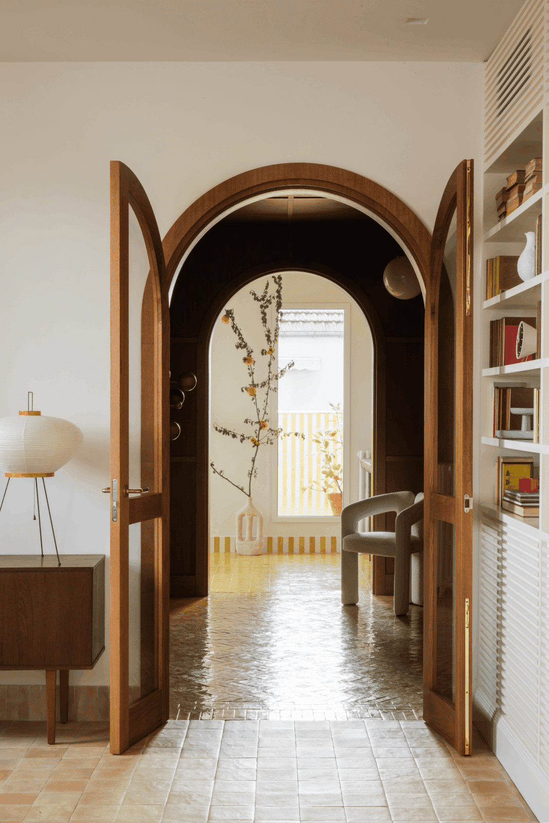 apartamento en Madrid con arcos y puertas de madera y suelo amarillo