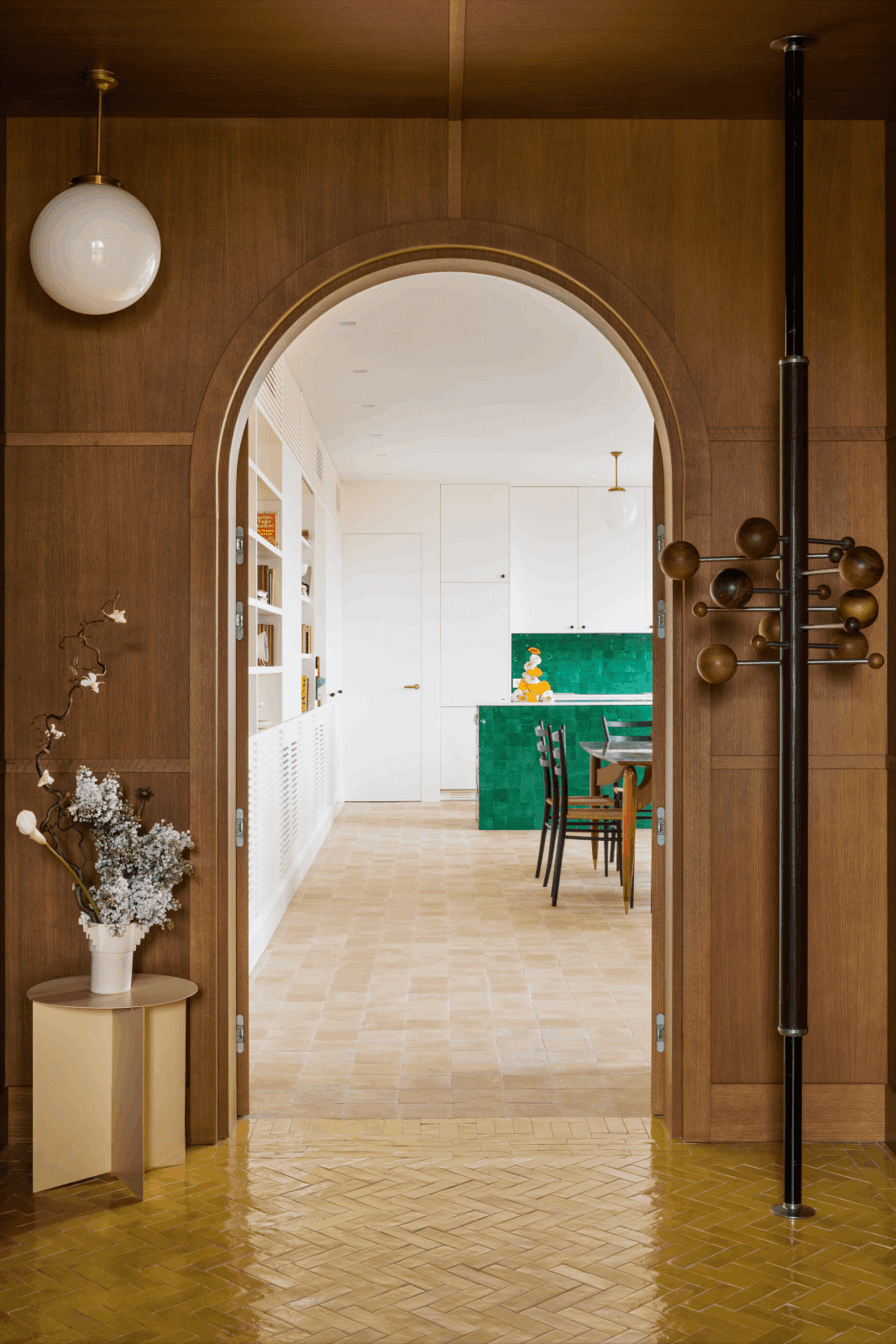 apartamento de diseño en Madrid con paredes de madera y cocina v erde