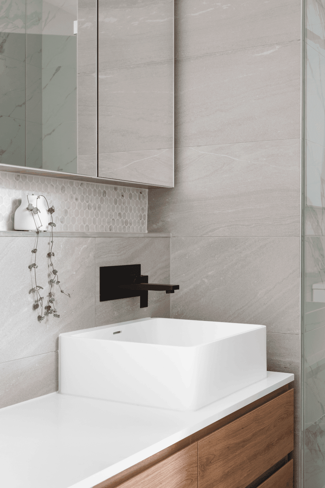 baño blanco con mueble de madera, colores para baños modernos