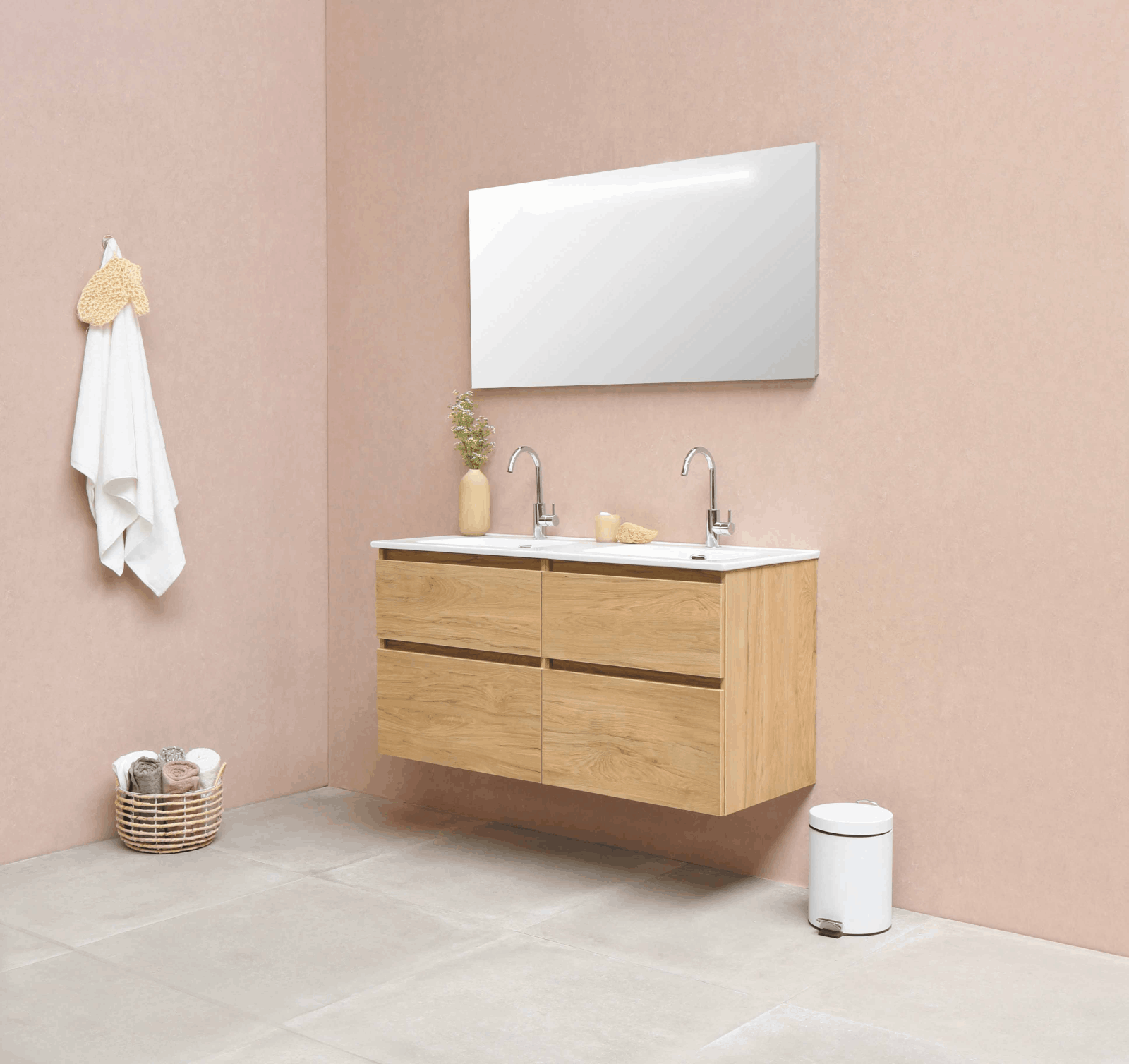 baño de color rosa salmón y madera, colores de baños modernos