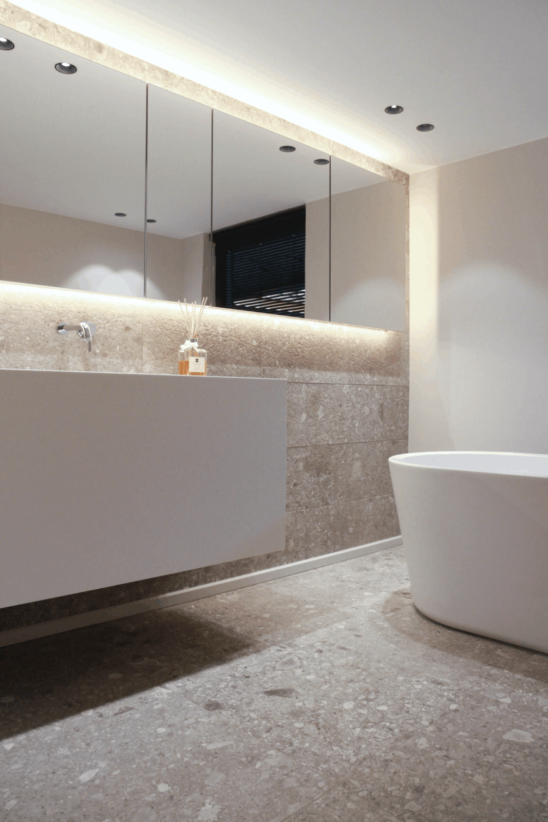 baño minimalista moderno con losas de terrazzo, colores para baños modernos
