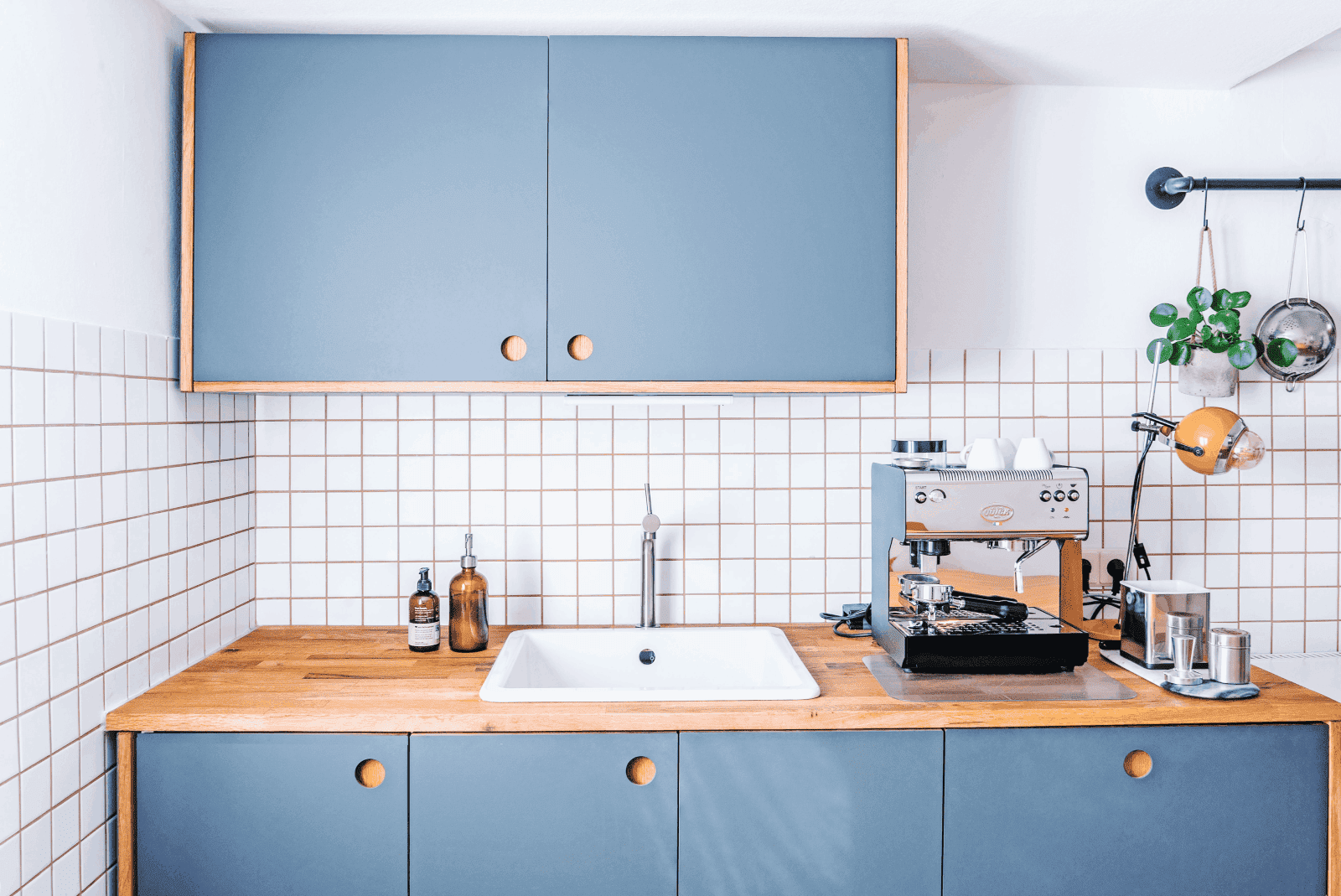 cocina pequeña de color azul pastel con madera y azulejos blancos: colores para cocinas
