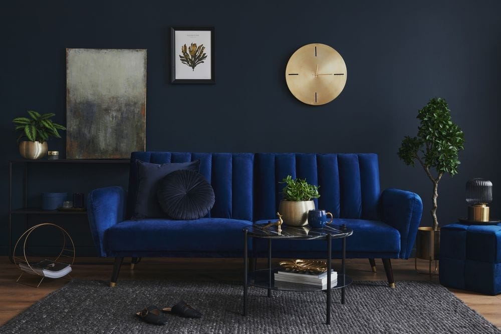sala de estar de tendencia 2024 con sofá de terciopelo azul