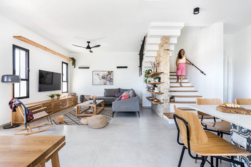 Casa projetada por designer com escada e cozinha de conceito aberto