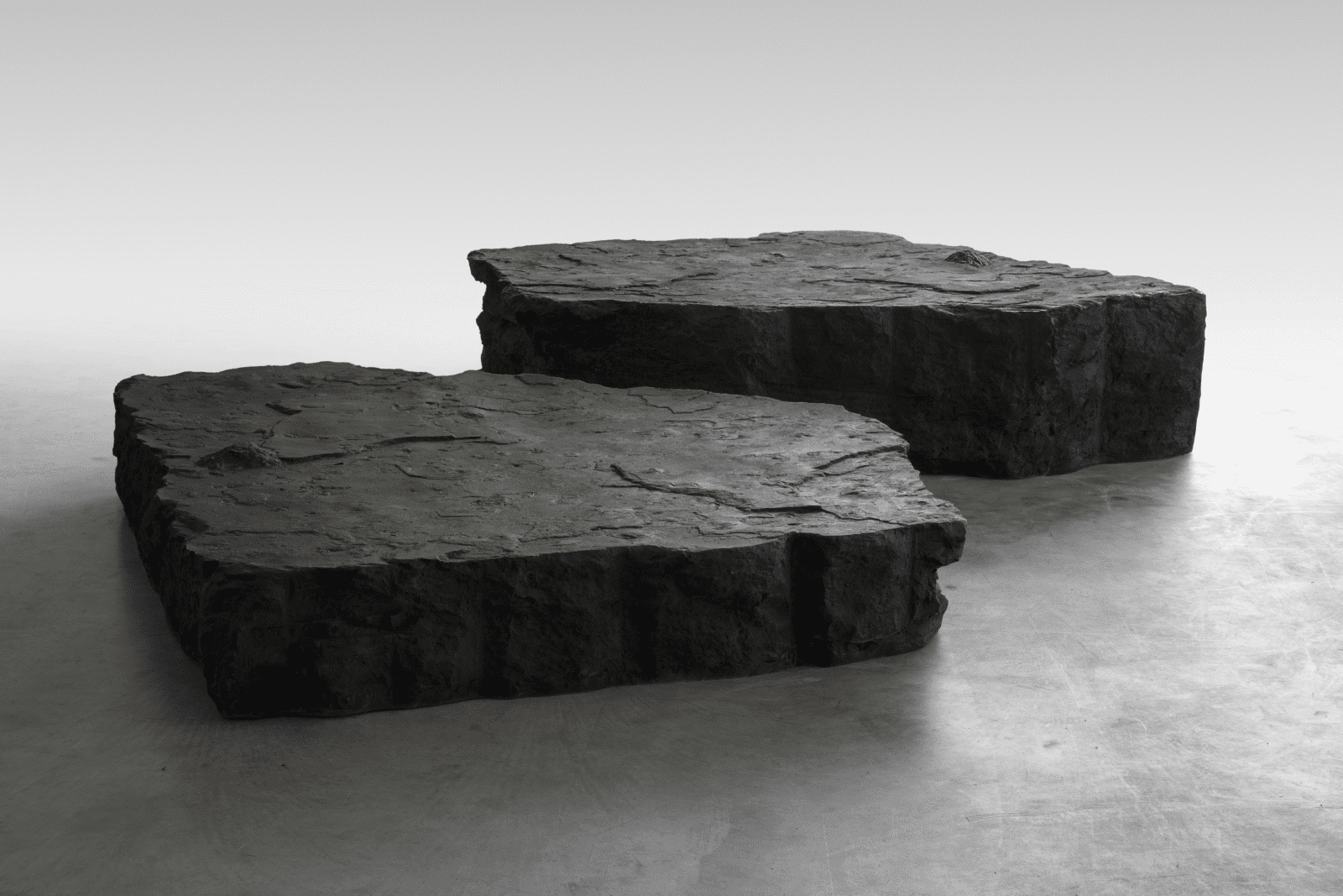 mesas de café de diseño escultural con forma de rocas de imperfettolab