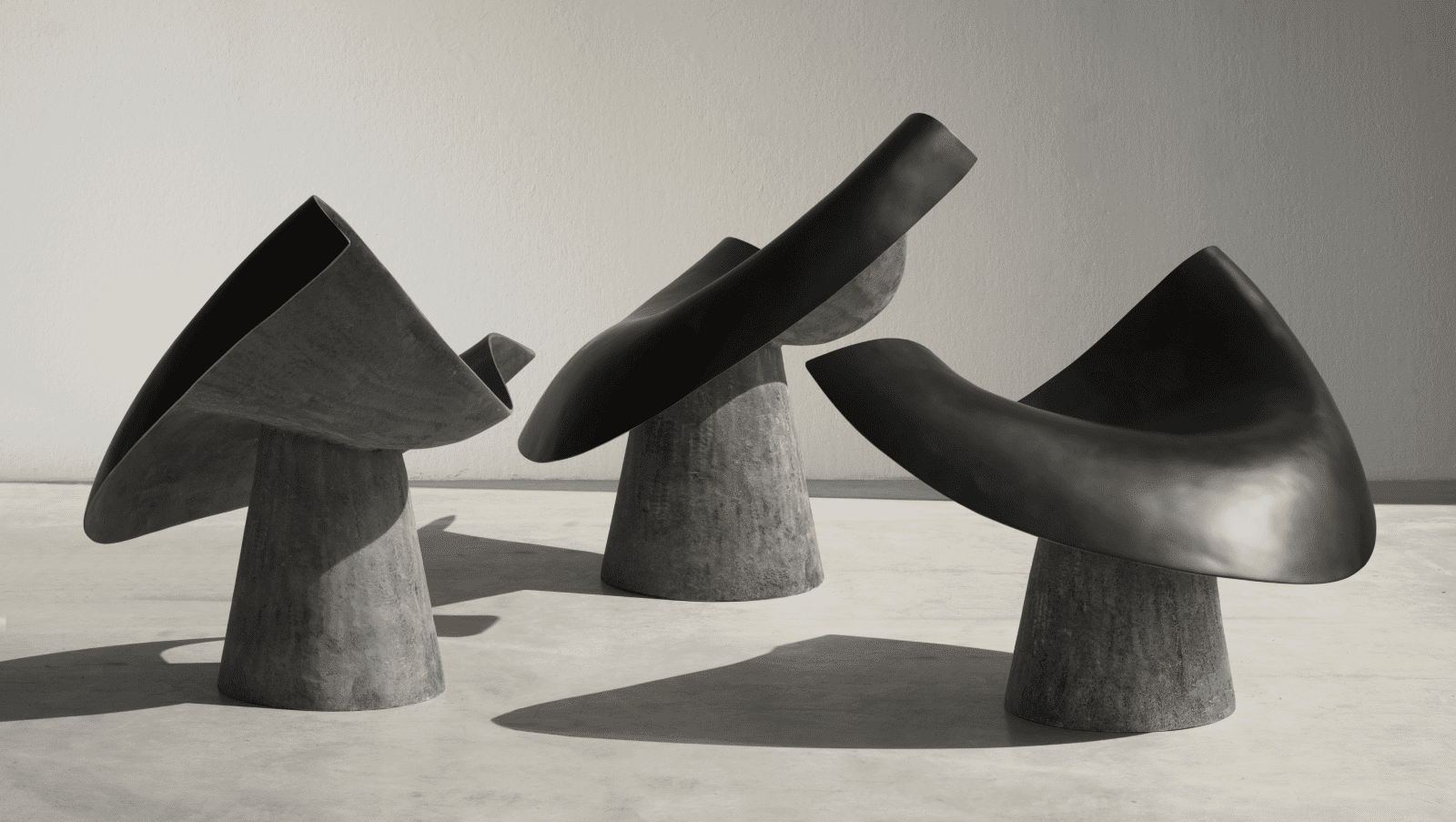 sillones de diseño esculturales negros de imperfettolab