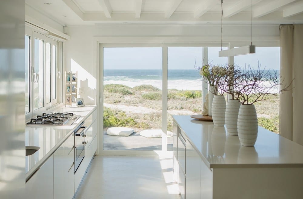 современная белая кухня с видом на океан