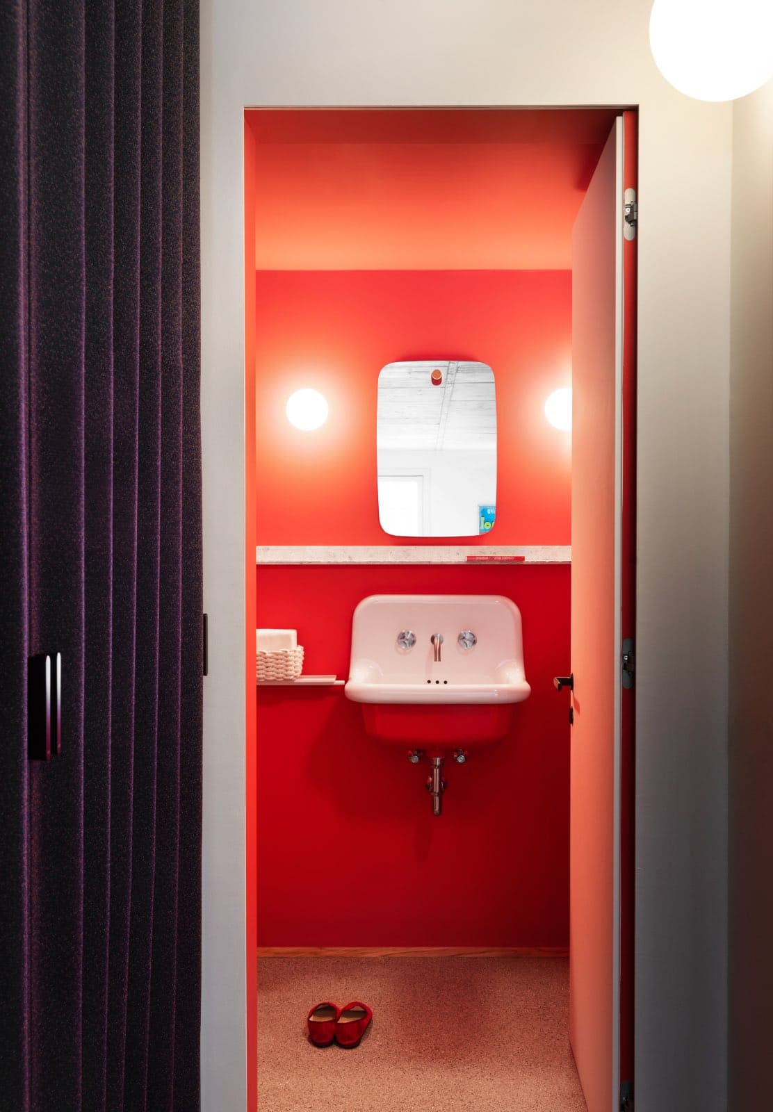 baño moderno de color rojo casa moderna