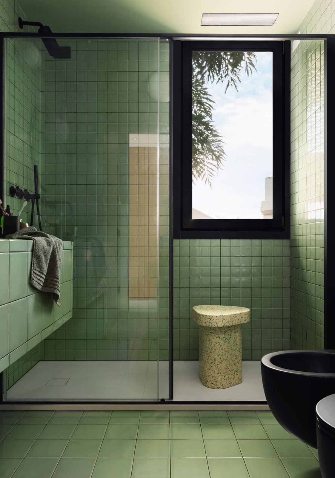 baño moderno de diseño de color verde