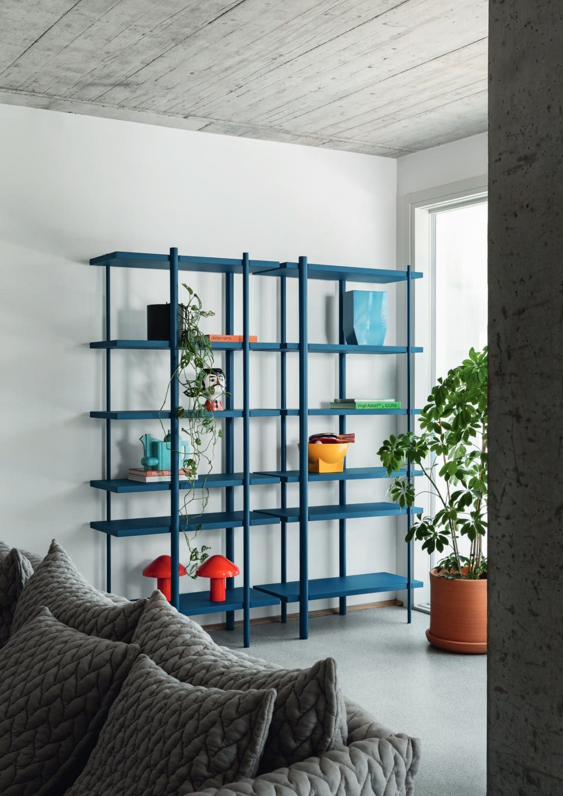 estantería azul de diseño en casa moderna con sofá gris