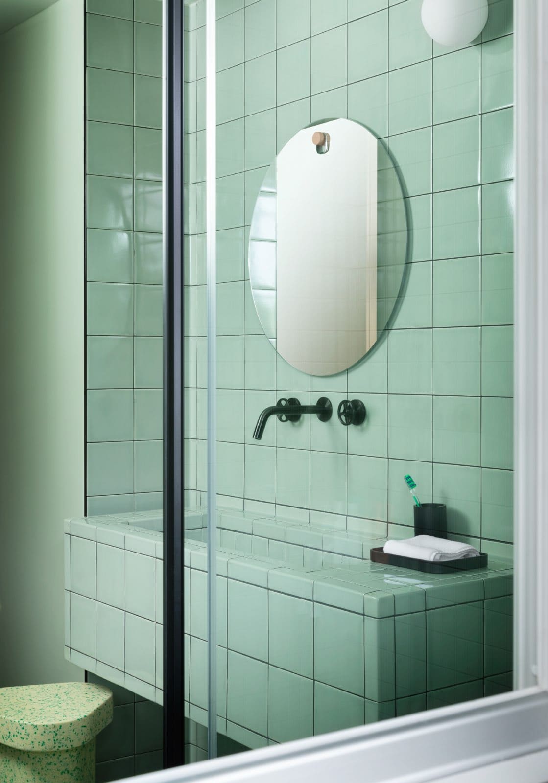 baño moderno de color verde en casa de diseño