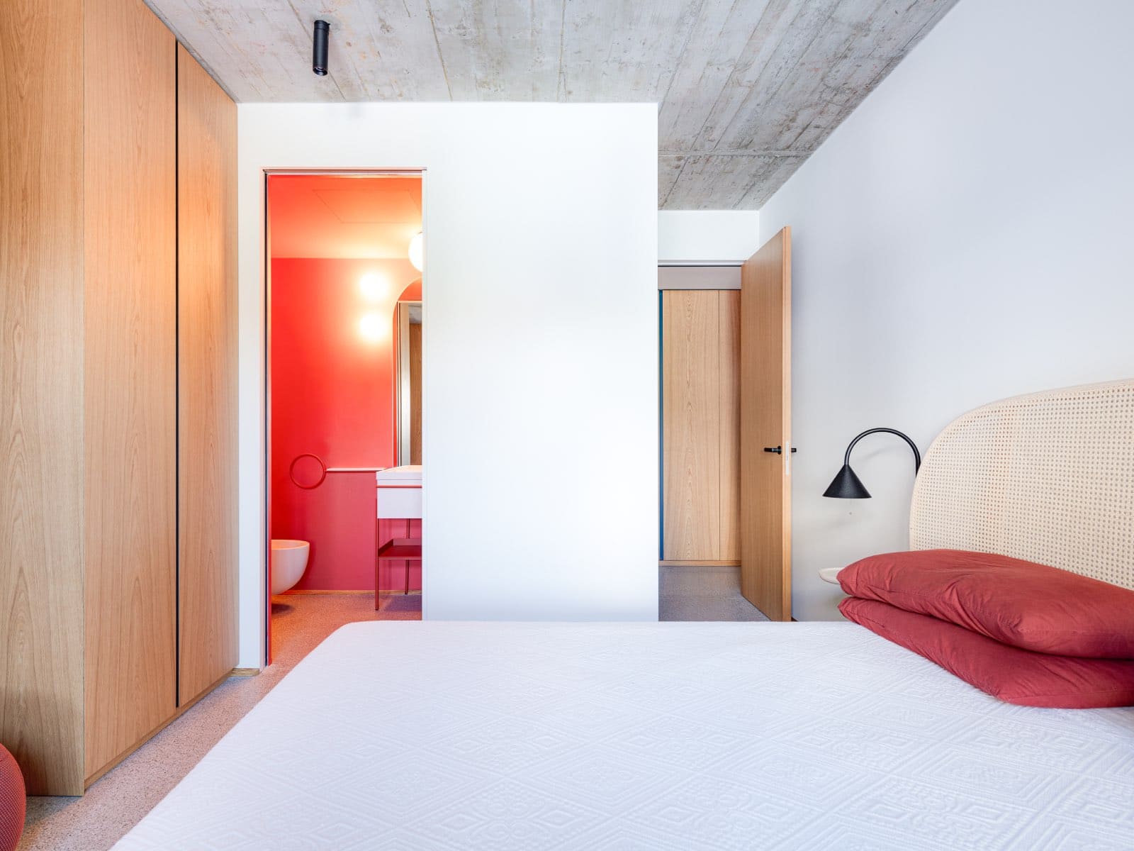 dormitorio minimalista en casa moderna de diseño con cama blanca