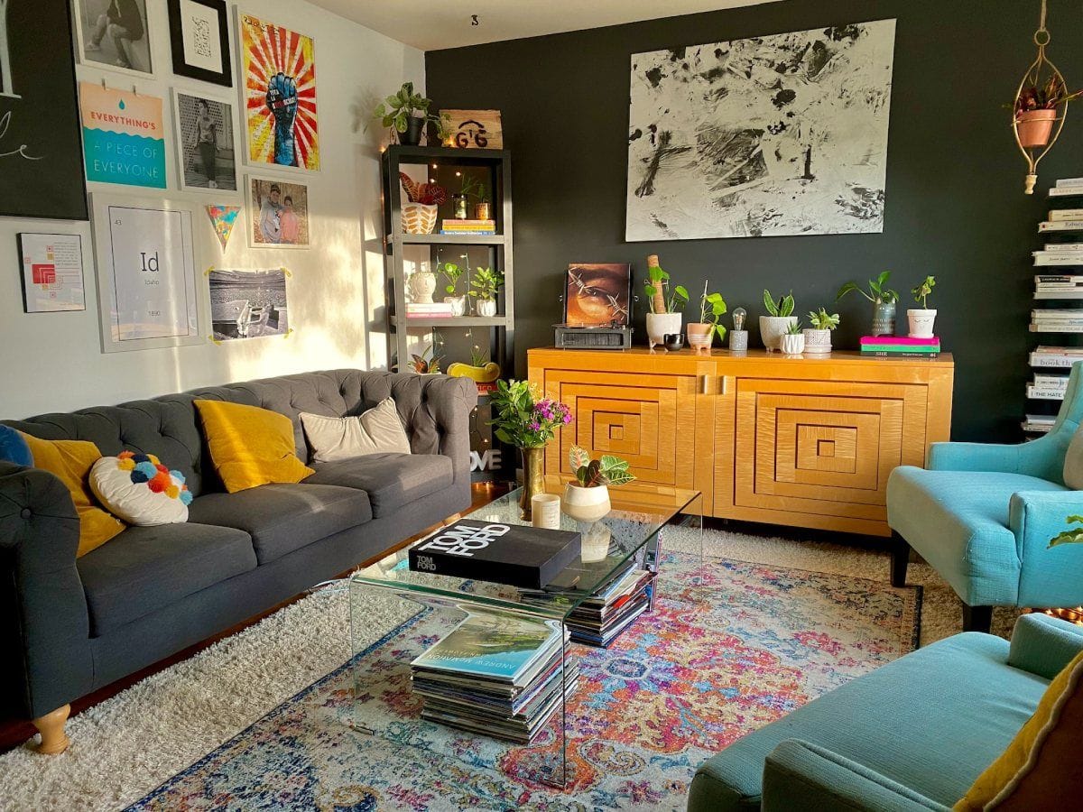sala de estar maximalista de moda para 2024, muebles de colores decor maximalista