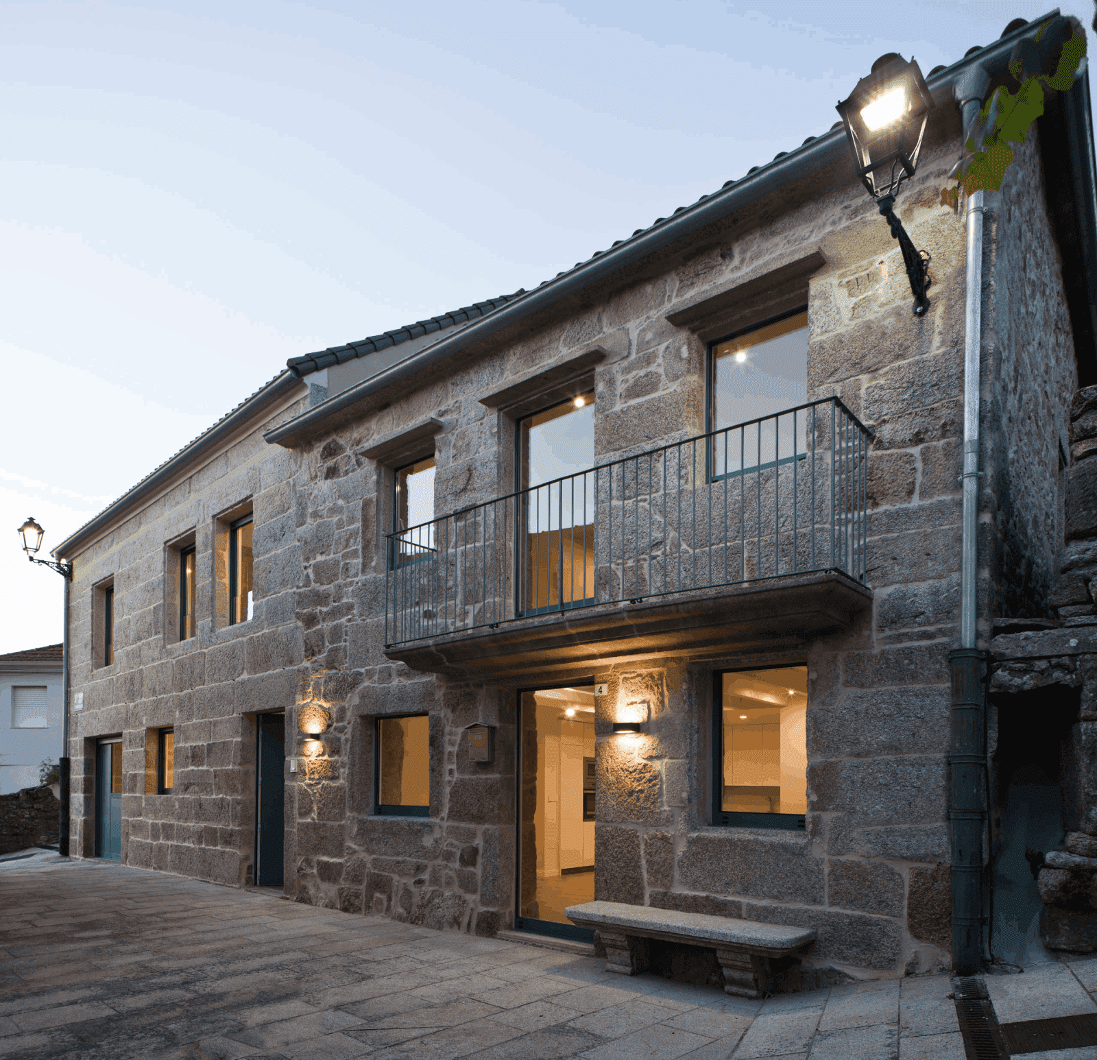 antigua casa de piedra restaurada moderna en Galicia, paco galiñanes estudio