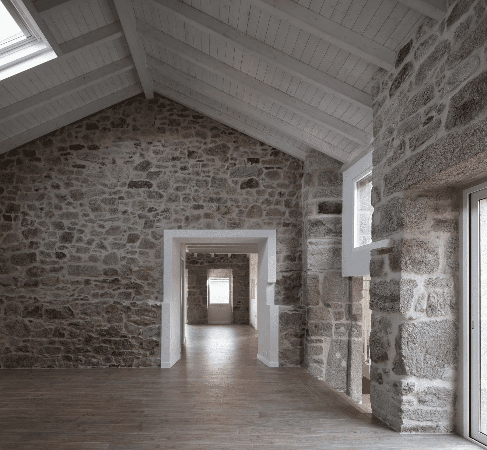 casa de piedra antigua en Galicia renovada por paco galiñanes estudio