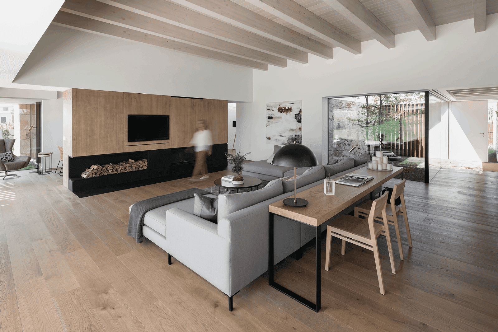 sala de estar elegante moderna con televisor y patio interior, casa de paco galiñanes estudio