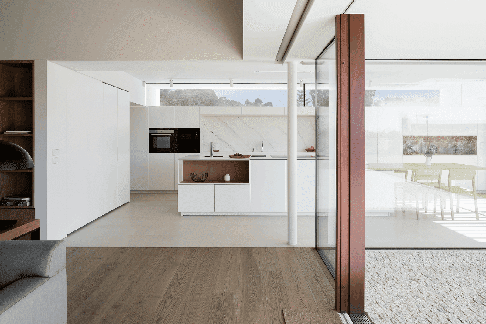 cocina moderna blanca en casa del arquitecto paco galiñanes