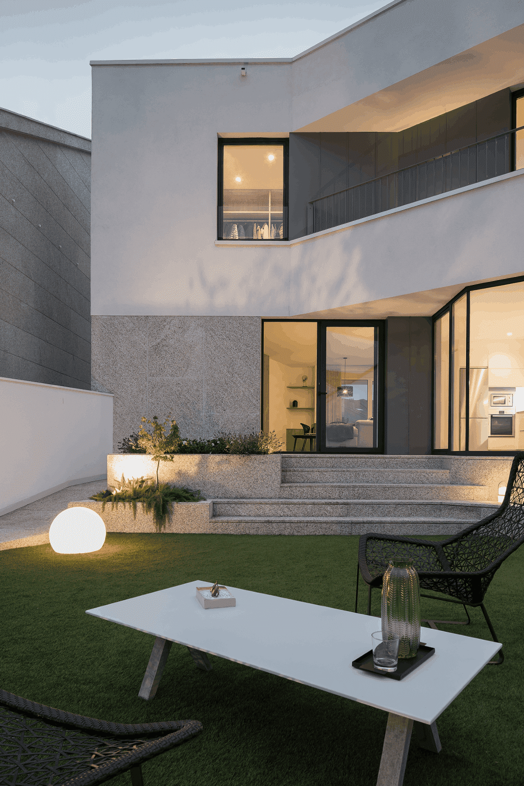 casa moderna en illa de arousa, galicia, con ventanales y jardín, paco galiñanes estudio