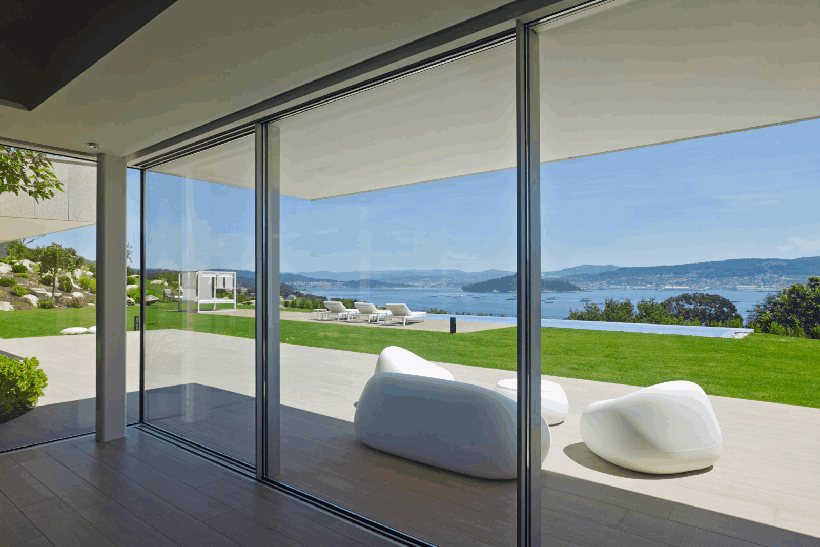 mansión de lujo moderna con vistas al mar en galicia. diseño de paco galiñanes estudio