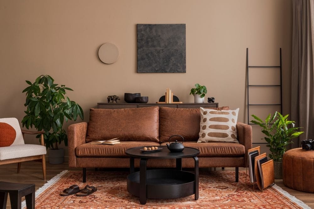 sala de estar marrón con sofá de cuero y mesita negra