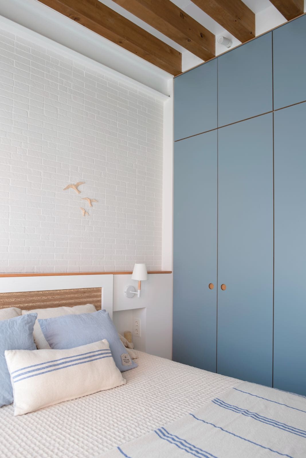 dormitorio azul y blanco en casa moderna mediterránea en valencia