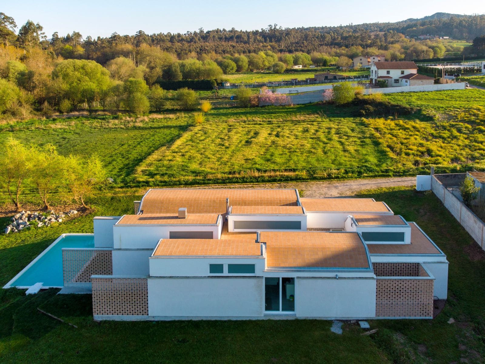 casa moderna de tres habitaciones en Galicia con techo de cerámica