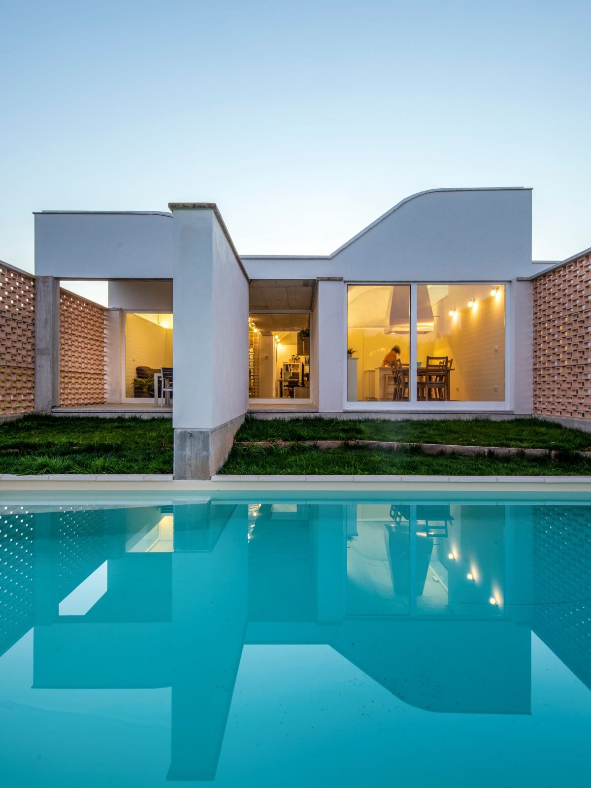 fachada de casa moderna con piscina en galicia