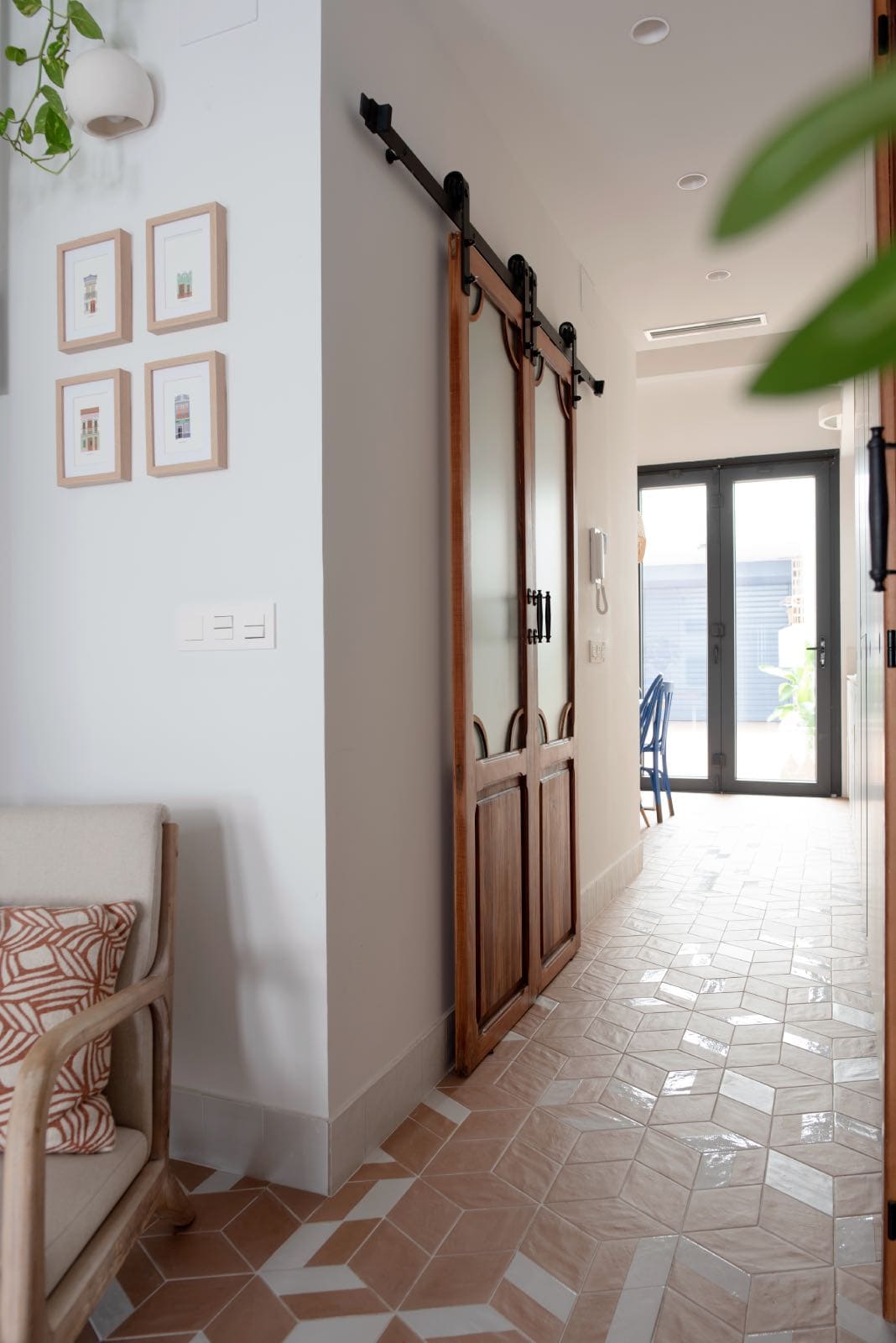 interior pasillo de casa moderna mediterránea en valencia