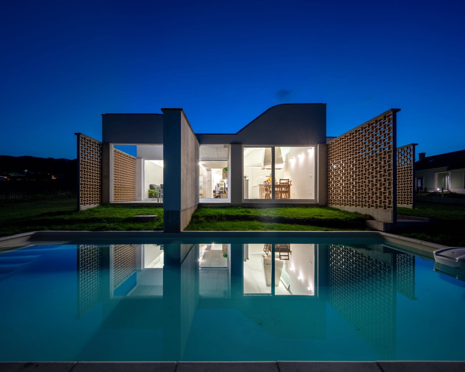 casa moderna de tres dormitorios con piscina