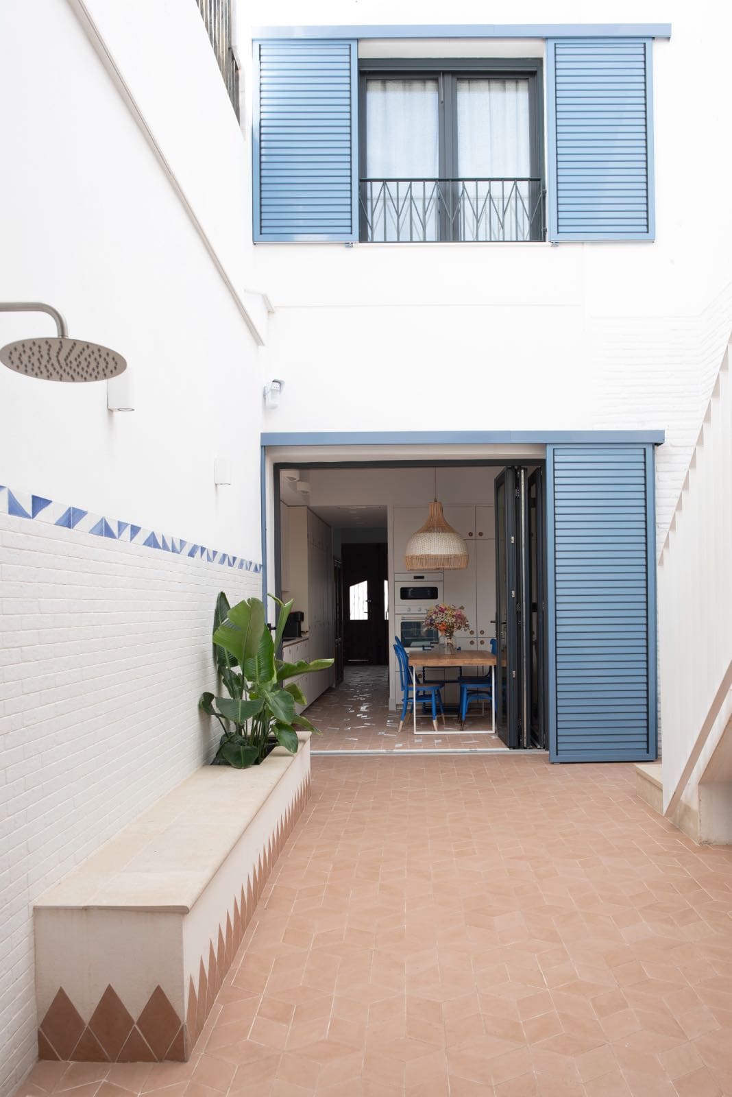 patio con azulejos de barro en casa moderna mediterránea en valencia